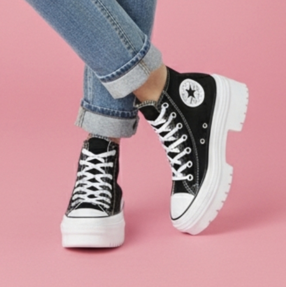 Converse blk white Chuck Taylor All Star Lugged 2.0 high top sneakers 10.5 NWOB